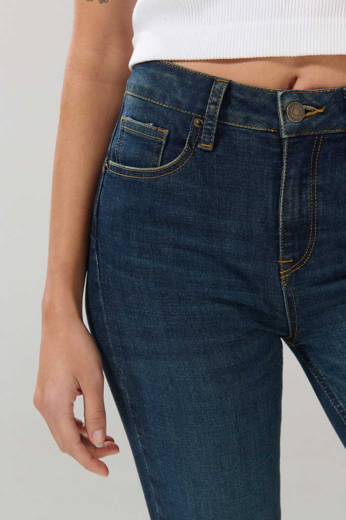 Jean push up azul oscuro tiro alto con realce posterior