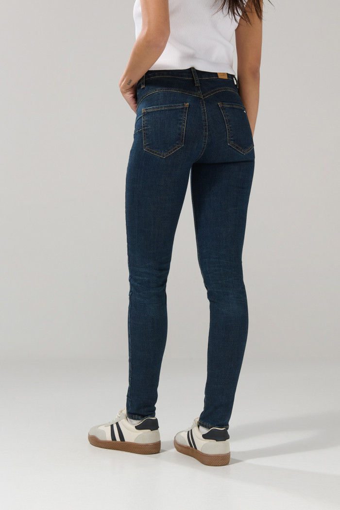 Jean push up azul oscuro tiro alto con realce posterior