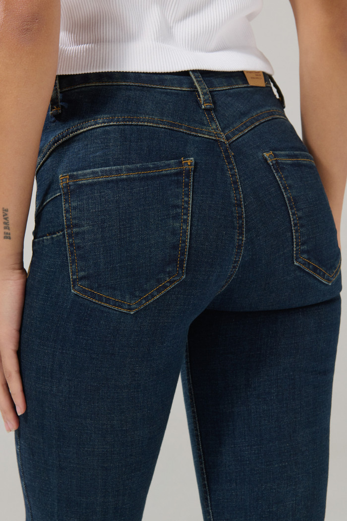 Jean push up azul oscuro tiro alto con realce posterior
