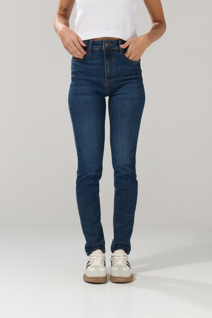 Jean jegging tiro súper alto ceñido azul oscuro con bolsillos