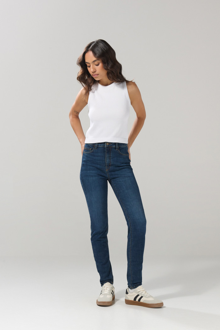 Jean jegging tiro súper alto ceñido azul oscuro con bolsillos