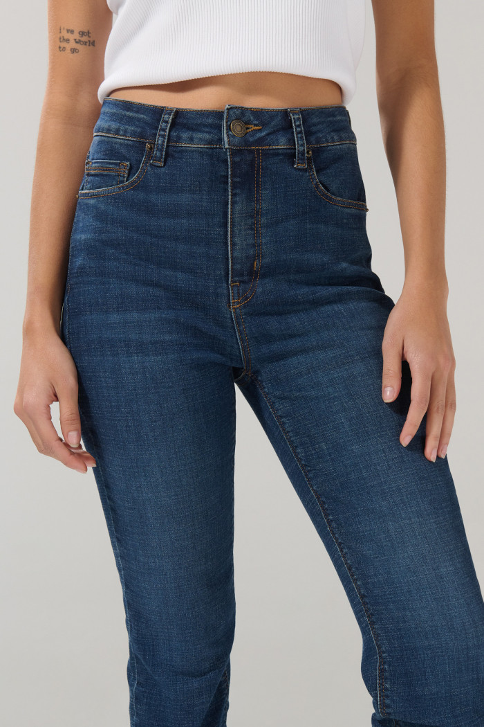Jean jegging tiro súper alto ceñido azul oscuro con bolsillos