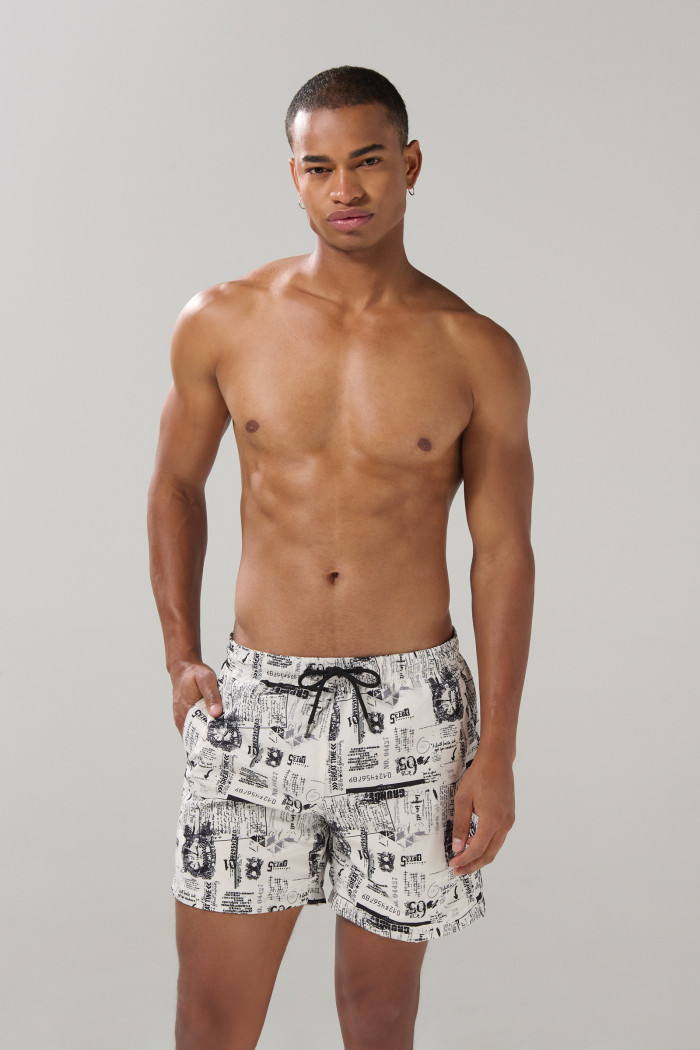 Bermuda playera tiro bajo crema con diseños estampados