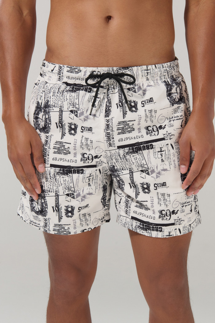 Bermuda playera tiro bajo crema con diseños estampados