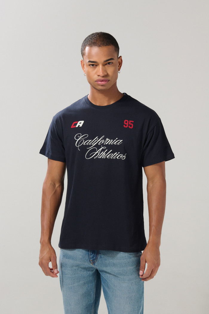 Camiseta azul intensa manga corta con texto college