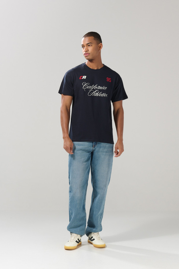 Camiseta azul intensa manga corta con texto college