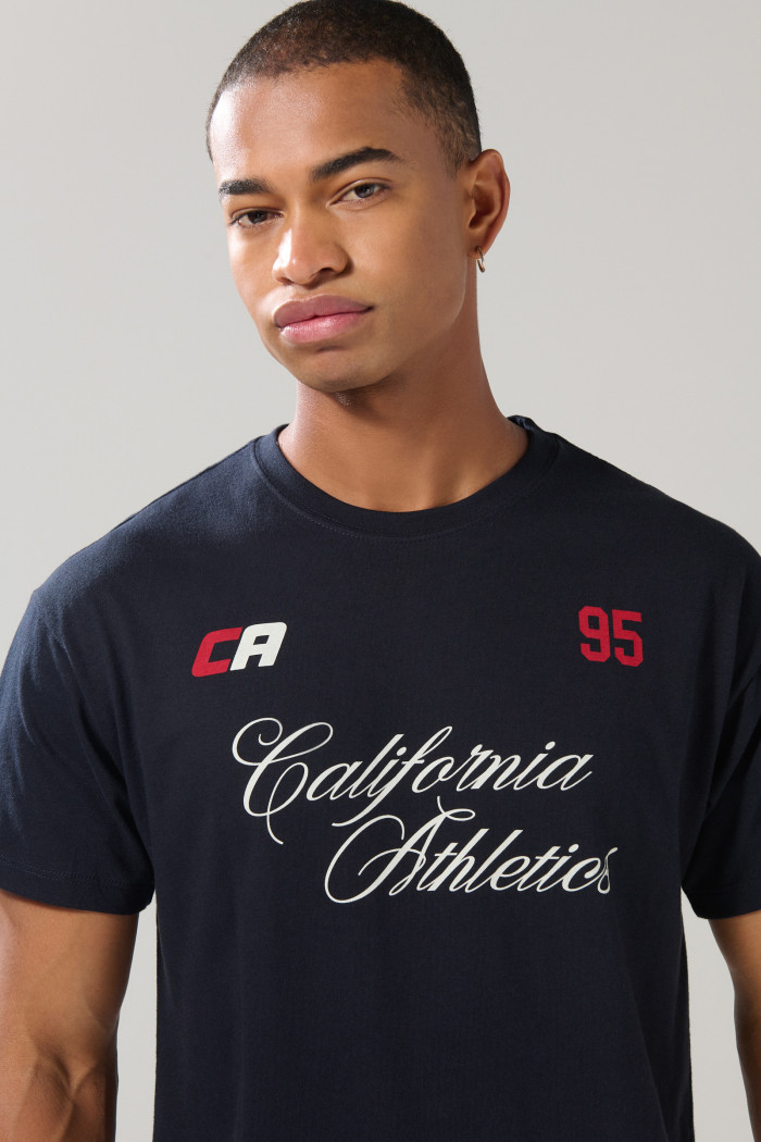 Camiseta azul intensa manga corta con texto college