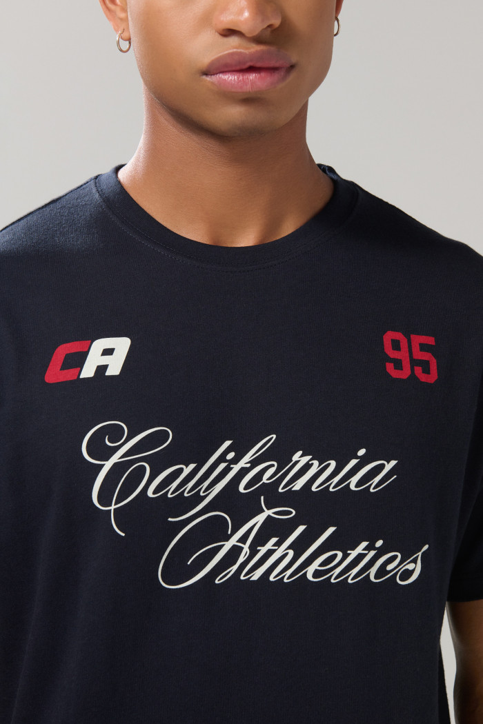 Camiseta azul intensa manga corta con texto college
