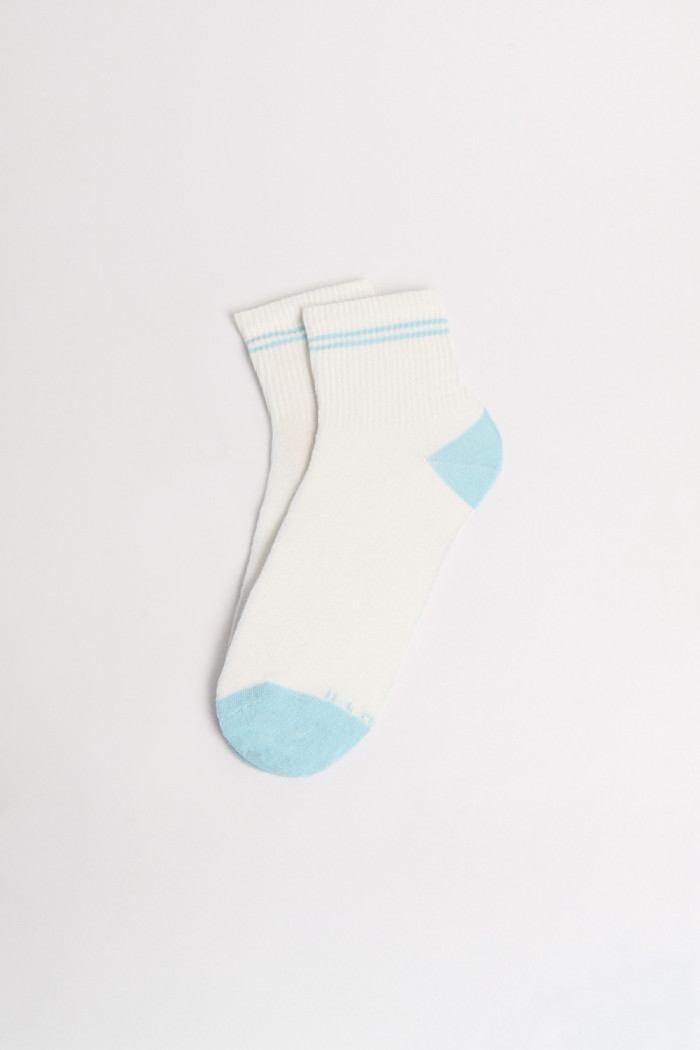 Medias cortas cremas claras con rayas y contrastes azules
