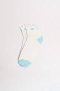 Medias cortas cremas claras con rayas y contrastes azules
