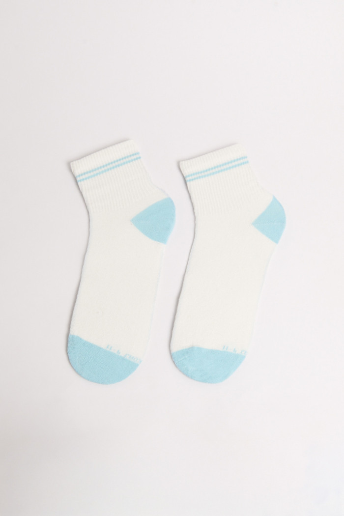 Medias cortas cremas claras con rayas y contrastes azules
