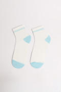 Medias cortas cremas claras con rayas y contrastes azules
