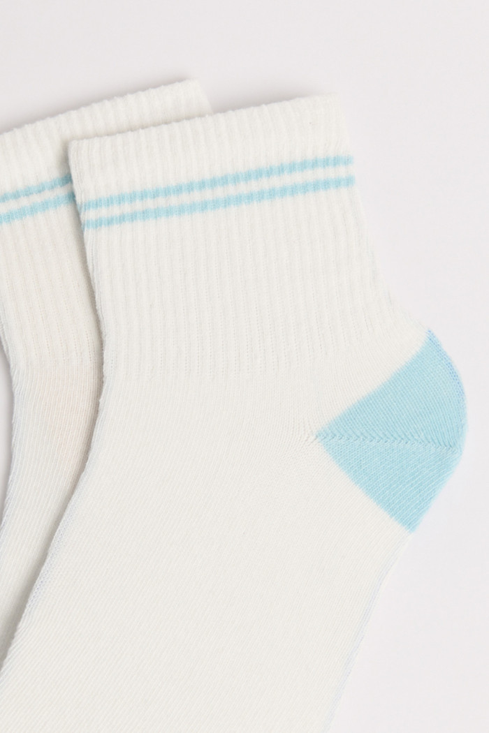 Medias cortas cremas claras con rayas y contrastes azules
