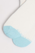 Medias cortas cremas claras con rayas y contrastes azules
