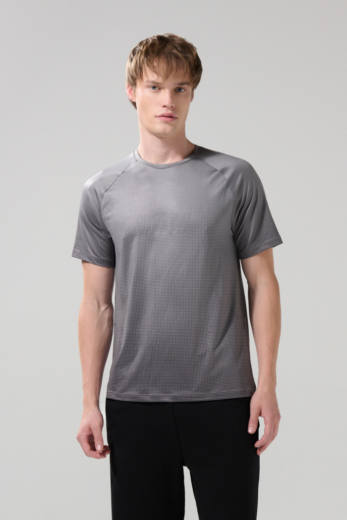 Camiseta gris medio estampada con manga ranglan
