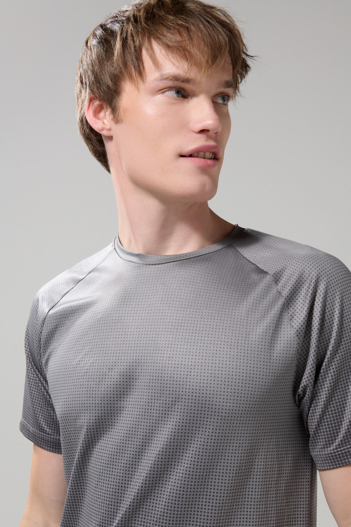 Camiseta gris medio estampada con manga ranglan
