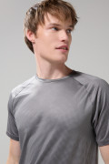 Camiseta gris medio estampada con manga ranglan
