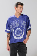 Camiseta cuello V azul oscura oversize con diseños college