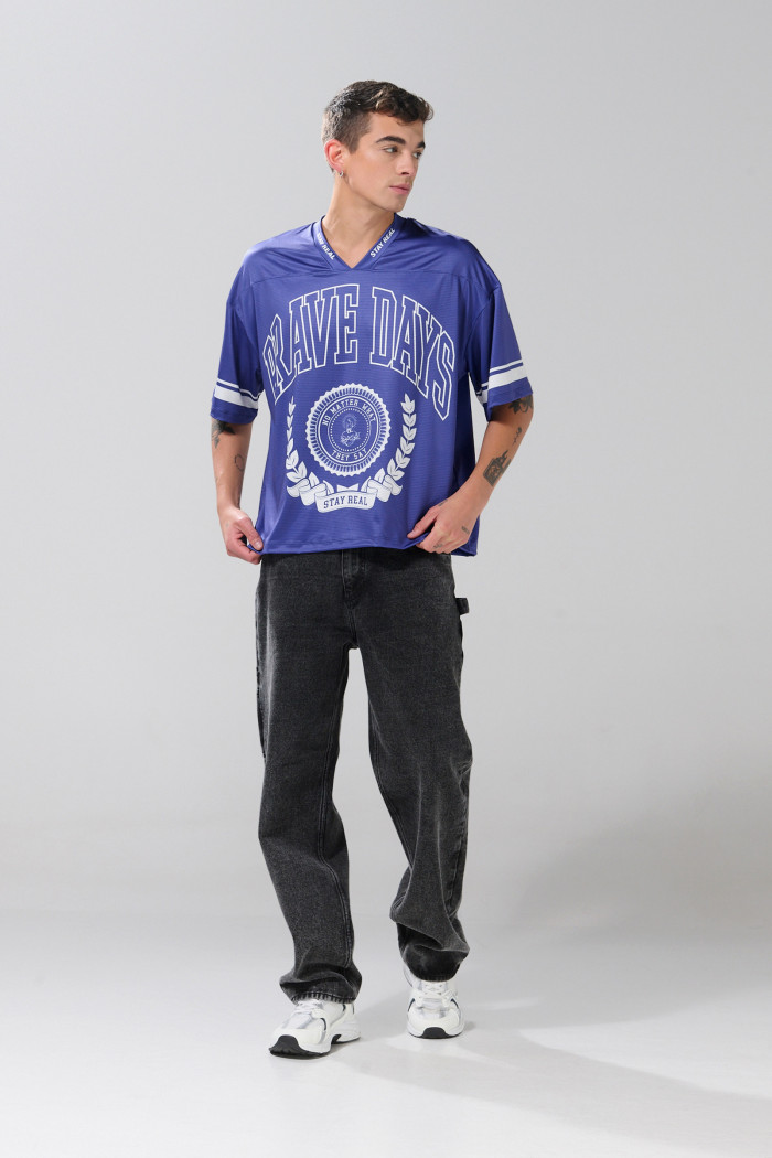 Camiseta cuello V azul oscura oversize con diseños college