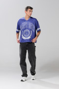 Camiseta cuello V azul oscura oversize con diseños college