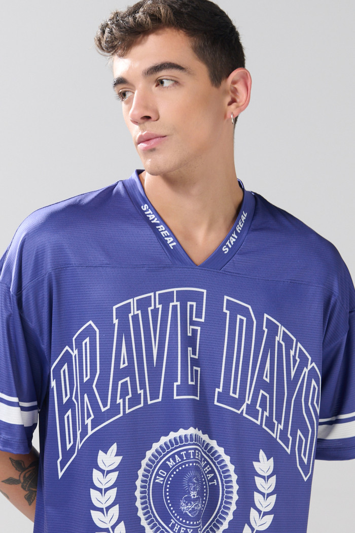 Camiseta cuello V azul oscura oversize con diseños college