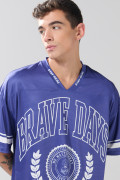 Camiseta cuello V azul oscura oversize con diseños college