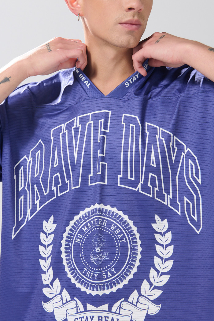Camiseta cuello V azul oscura oversize con diseños college