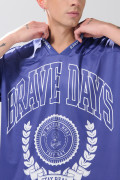Camiseta cuello V azul oscura oversize con diseños college