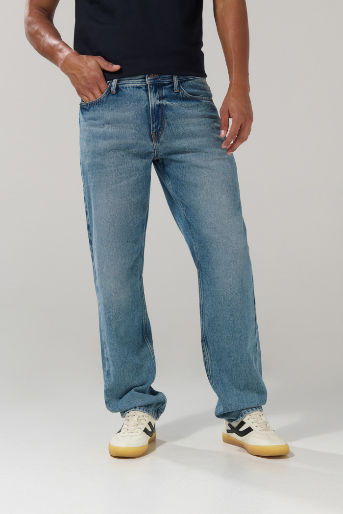 Jean azul medio tipo 90´S con tiro bajo y desgastes