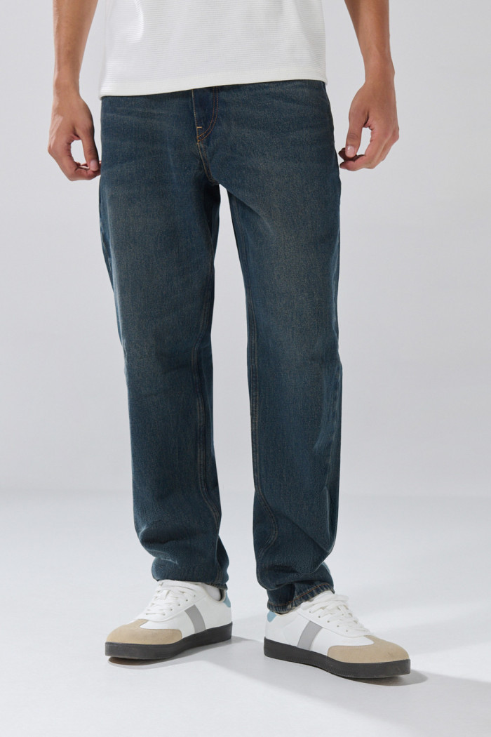 Jean azul oscuro tiro bajo 90´S con bota recta y botón