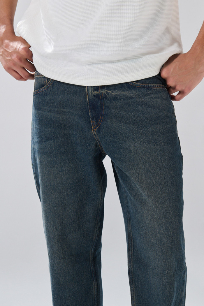 Jean azul oscuro tiro bajo 90´S con bota recta y botón