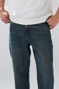 Jean azul oscuro tiro bajo 90´S con bota recta y botón