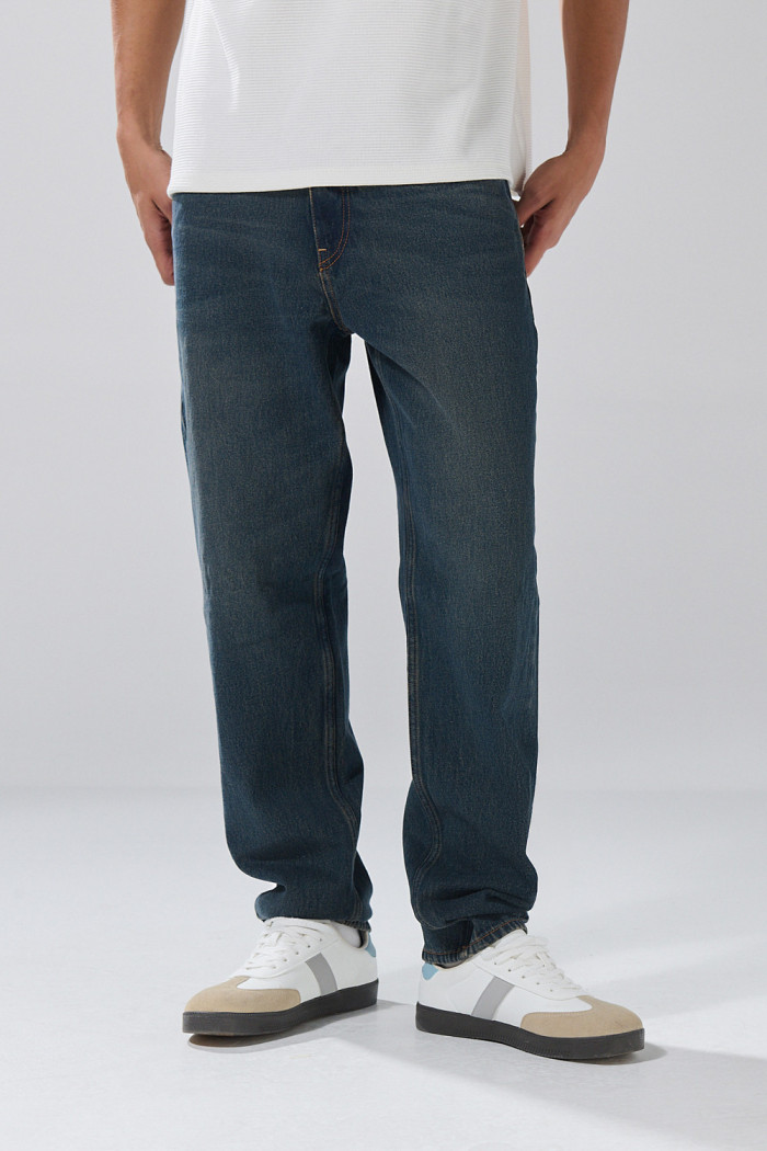 Jean azul oscuro tiro bajo 90´S con bota recta y botón