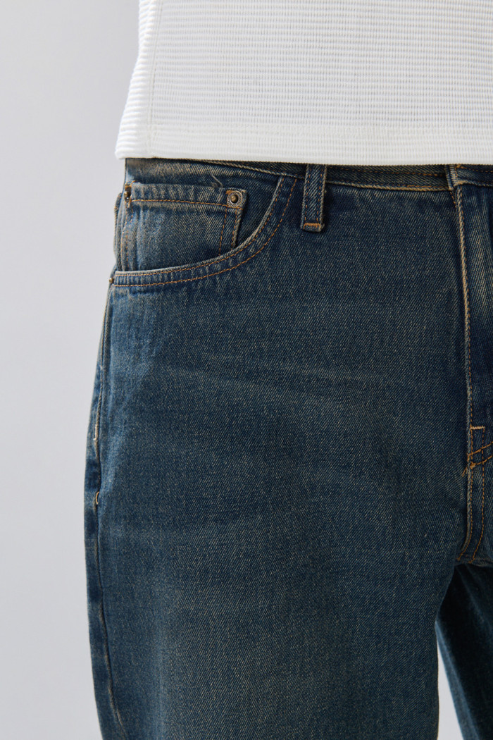 Jean azul oscuro tiro bajo 90´S con bota recta y botón