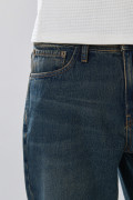 Jean azul oscuro tiro bajo 90´S con bota recta y botón