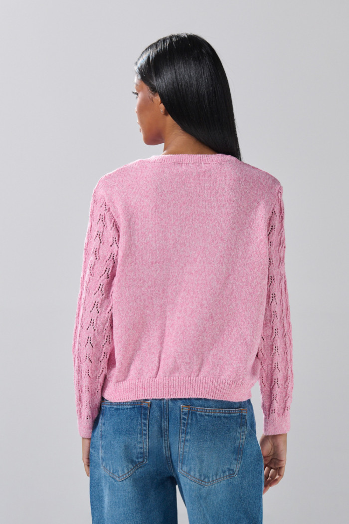 Suéter rosado claro cuello redondo con texturas