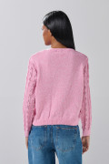 Suéter rosado claro cuello redondo con texturas