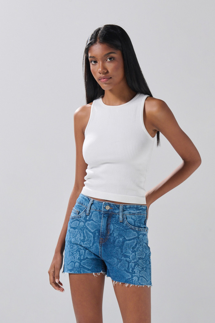 Short de jean tiro alto azul medio con diseños localizados
