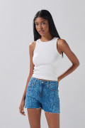 Short de jean tiro alto azul medio con diseños localizados
