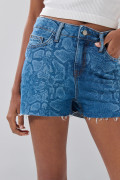 Short de jean tiro alto azul medio con diseños localizados
