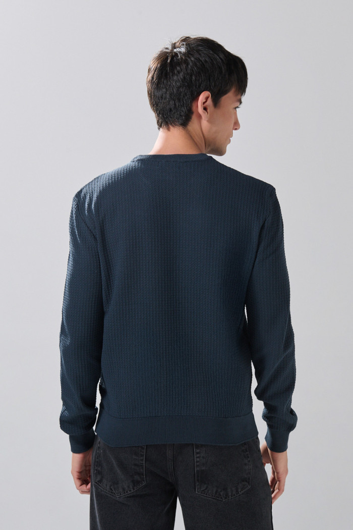 Suéter azul intenso tejido cuello redondo con texturas