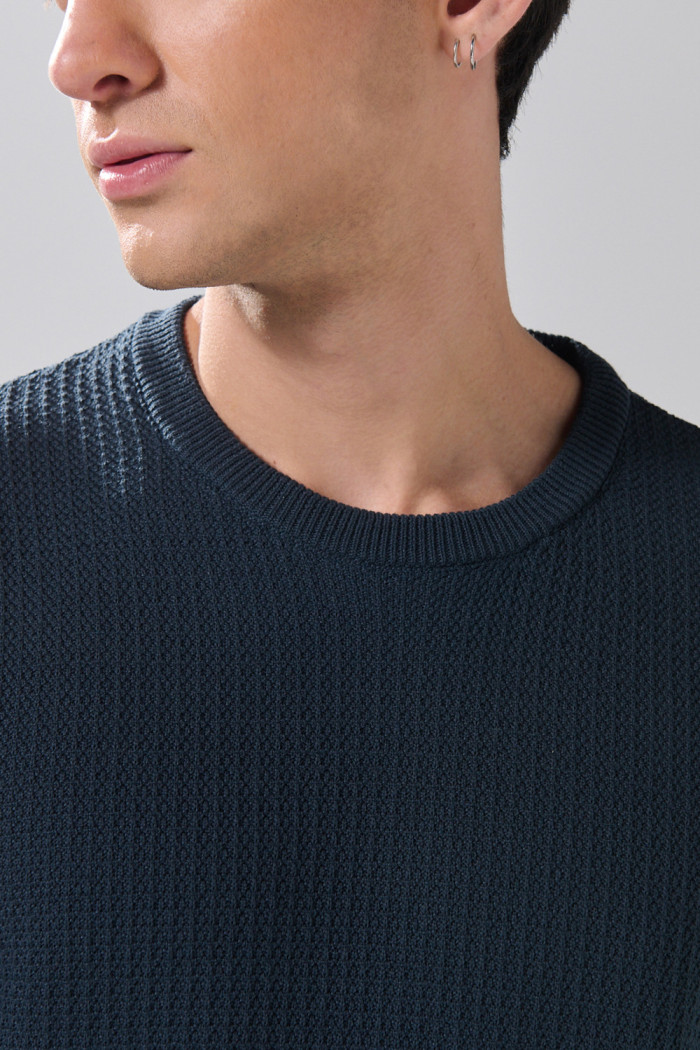 Suéter azul intenso tejido cuello redondo con texturas