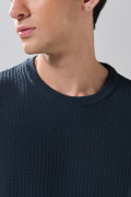 Suéter azul intenso tejido cuello redondo con texturas