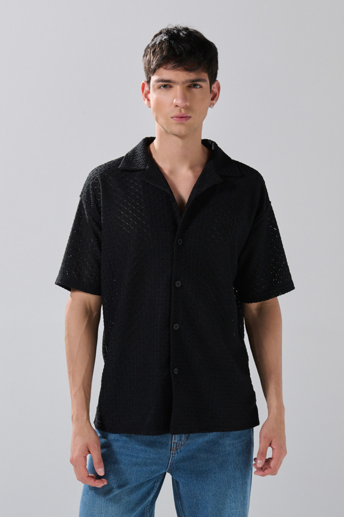 Camisa unicolor con cuello resort y figuras estampadas