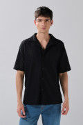 Camisa unicolor con cuello resort y figuras estampadas