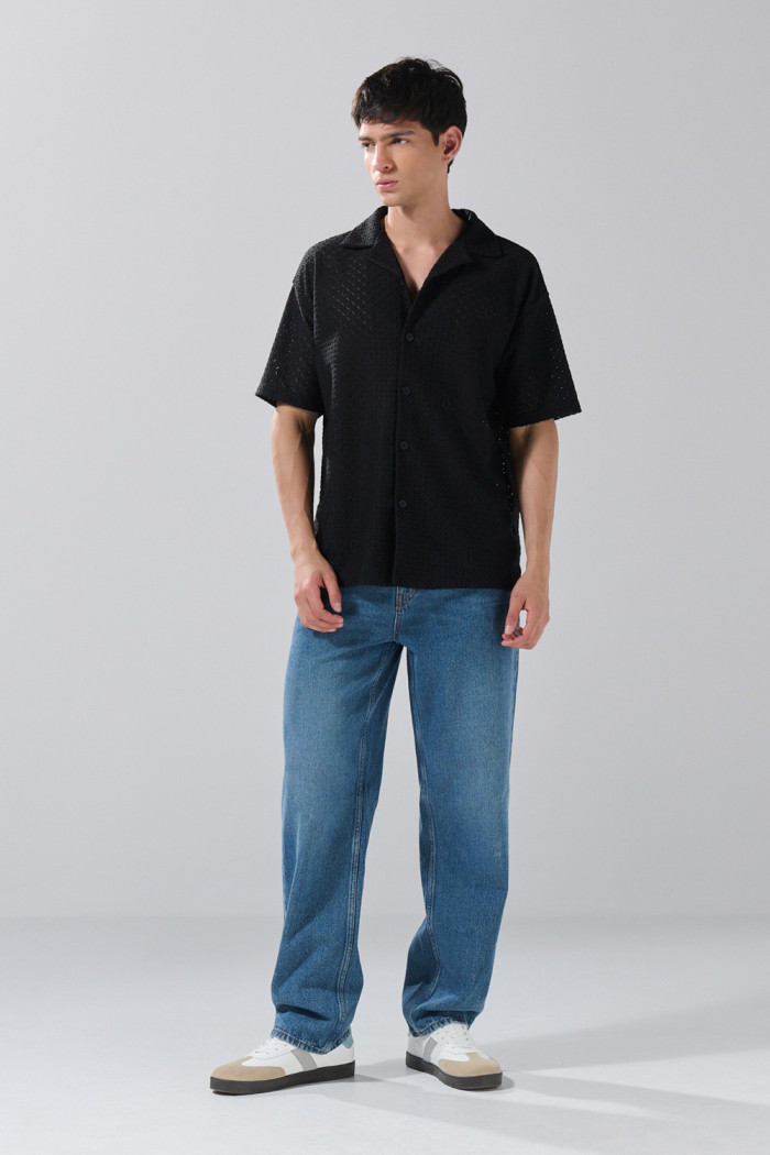 Camisa unicolor con cuello resort y figuras estampadas