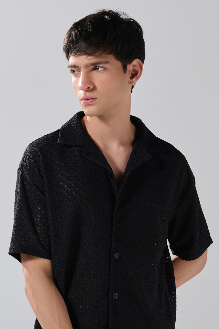 Camisa unicolor con cuello resort y figuras estampadas