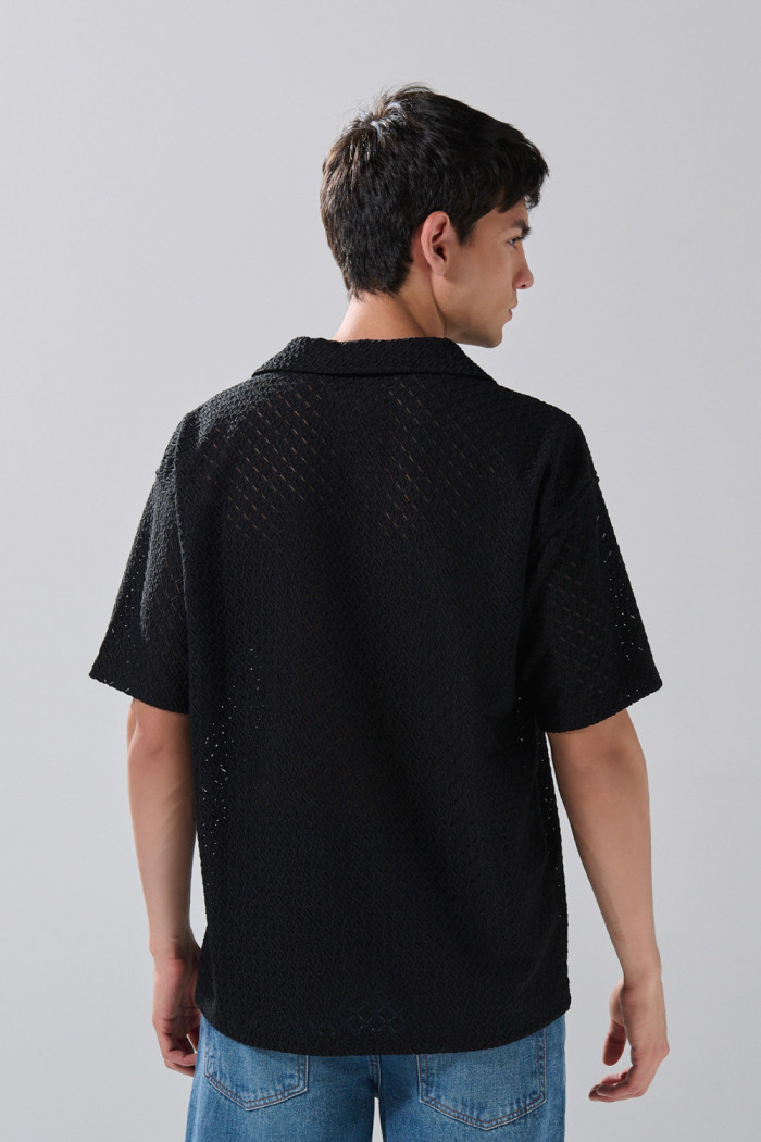 Camisa unicolor con cuello resort y figuras estampadas