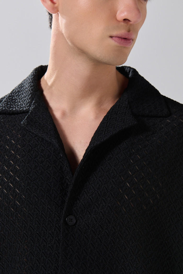 Camisa unicolor con cuello resort y figuras estampadas