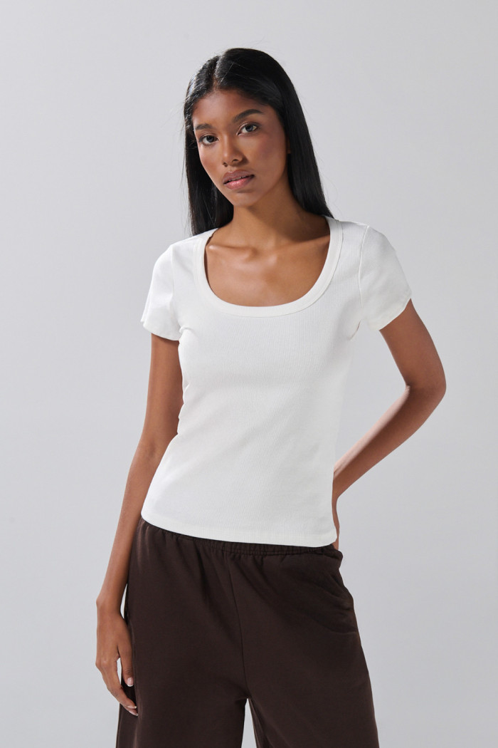 Camiseta unicolor con texturas de canal y escote en U